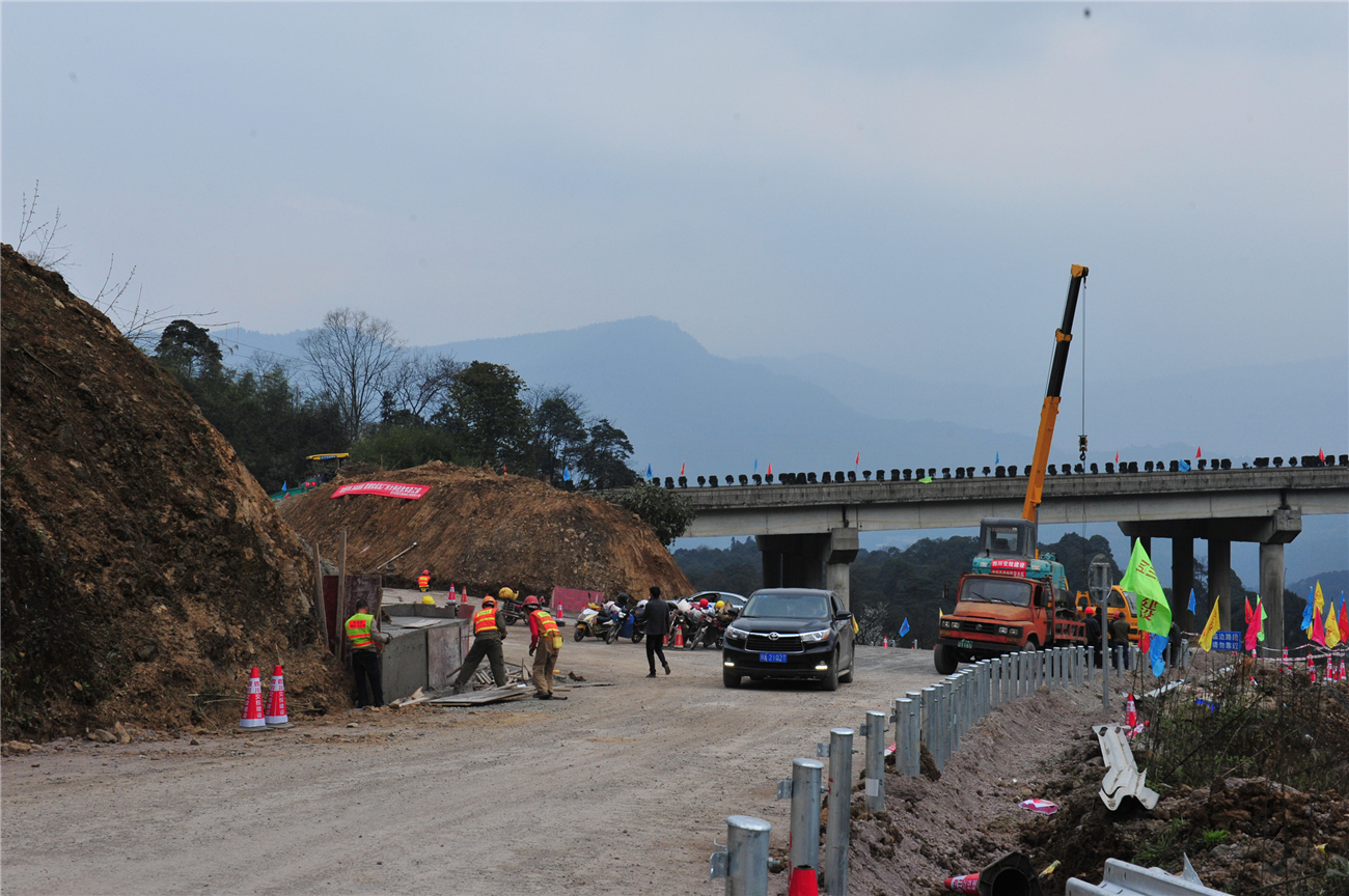 对比 10-3月13日龙安路与高速公路主线连接段.JPG