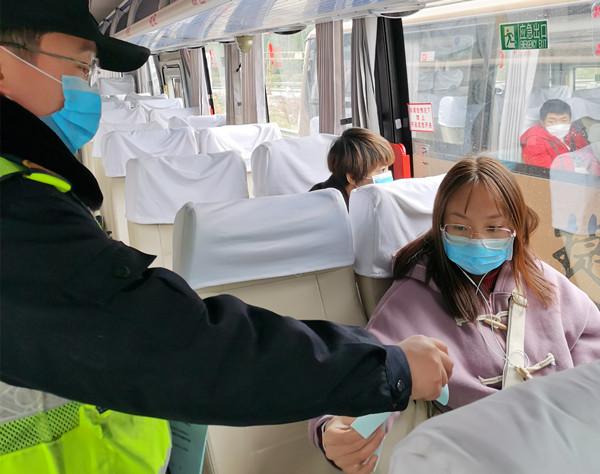 太阳照在高速路上（三）——最后一只口罩 3_副本横600_副本.jpg