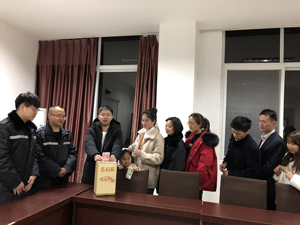 汉源南站爱心捐款现场_副本.jpg