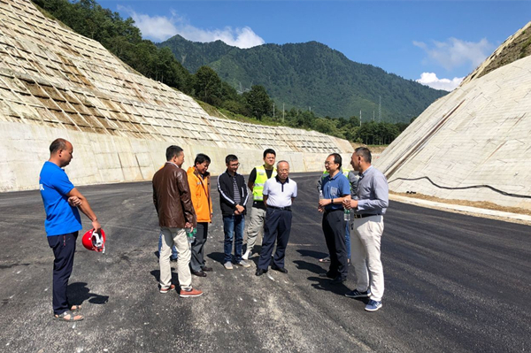 7.25+雅安市公路工程质量监督站对雅西高速公路在建服务区项目进行2018年上半年质量安全综合督查（内容）.jpg