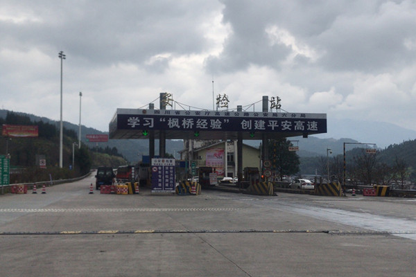 太阳照在高速路上（三）——最后一只口罩 6_副本.jpg