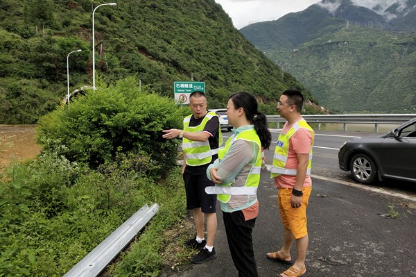 7.27+雅西公司快速处治雅西高速石棉隧道（西昌至成都方向）出口泥石流险情 （内容）7.jpg