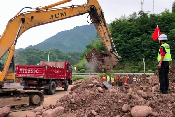 6.14+⑤（600）荥经管理处组织开展2018年汛期地质灾害及环境保护应急救援抢险演练6_副本.jpg