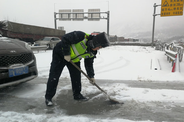 4.队员为抛锚的车辆清除调头路上的积雪_副本.jpg