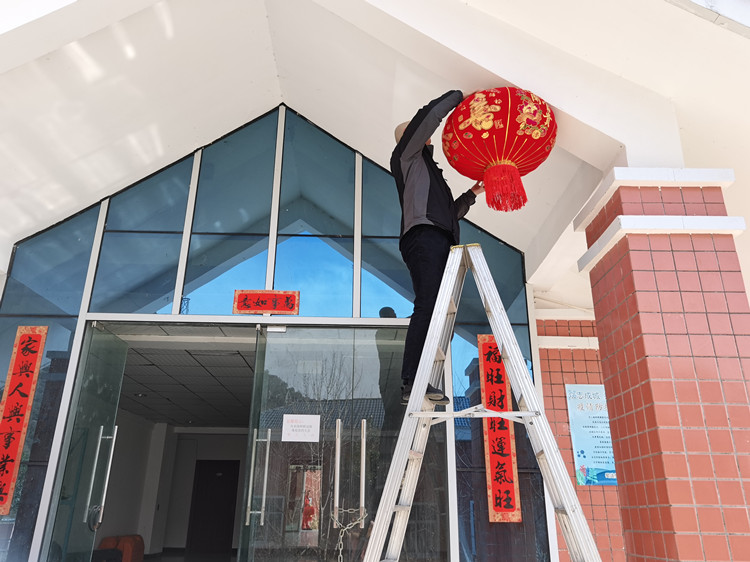 挂灯笼 贴春联 红红火火迎新年(原图2）_副本.jpg