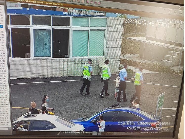 冕宁监控暖心帮助被遗忘在菩萨岗服务区的小男孩2.jpg