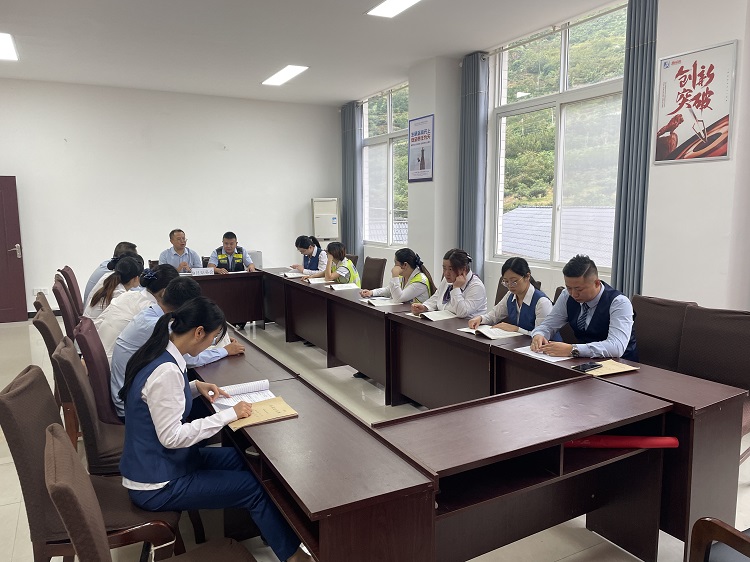 学习先烈事迹.jpg