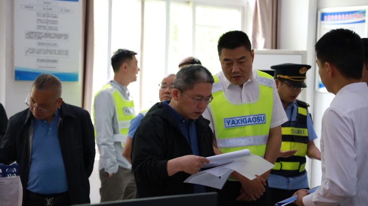 四川省交通运输厅安全总监王波一行赴雅西高速督导防汛防灾工作