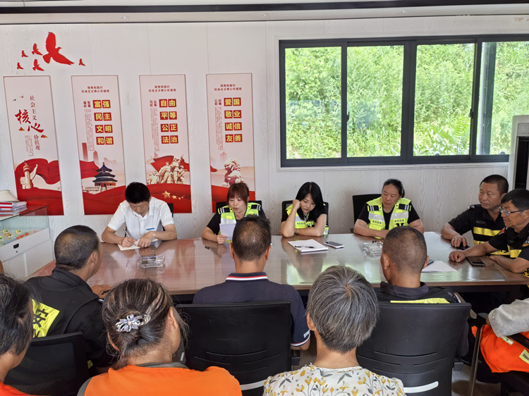 荥经服务区召开2025年高温季防暑保障布置会.jpg