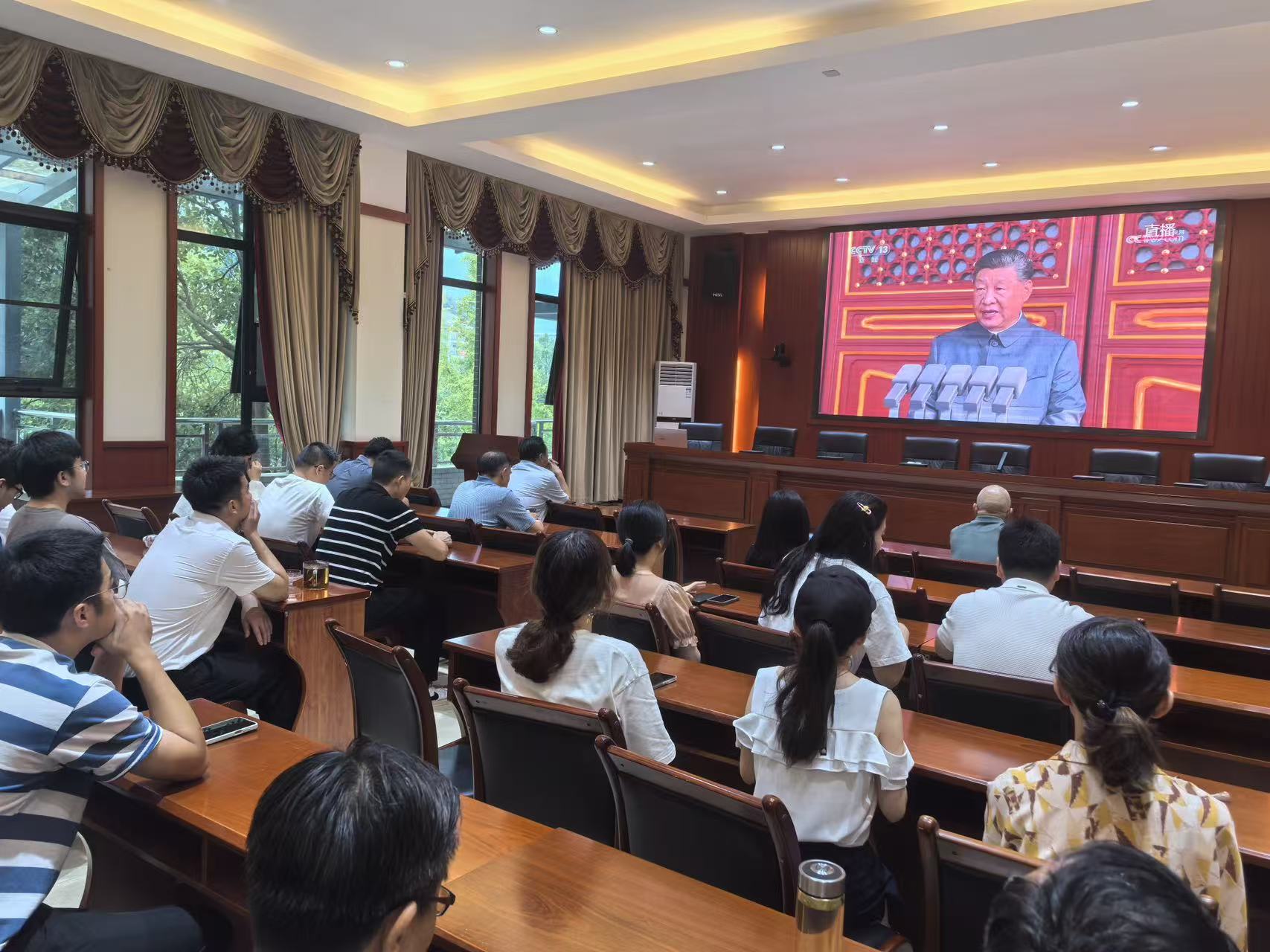 雅西公司组织收看纪念中国人民抗日战争暨世界反法西斯战争胜利80周年阅兵式