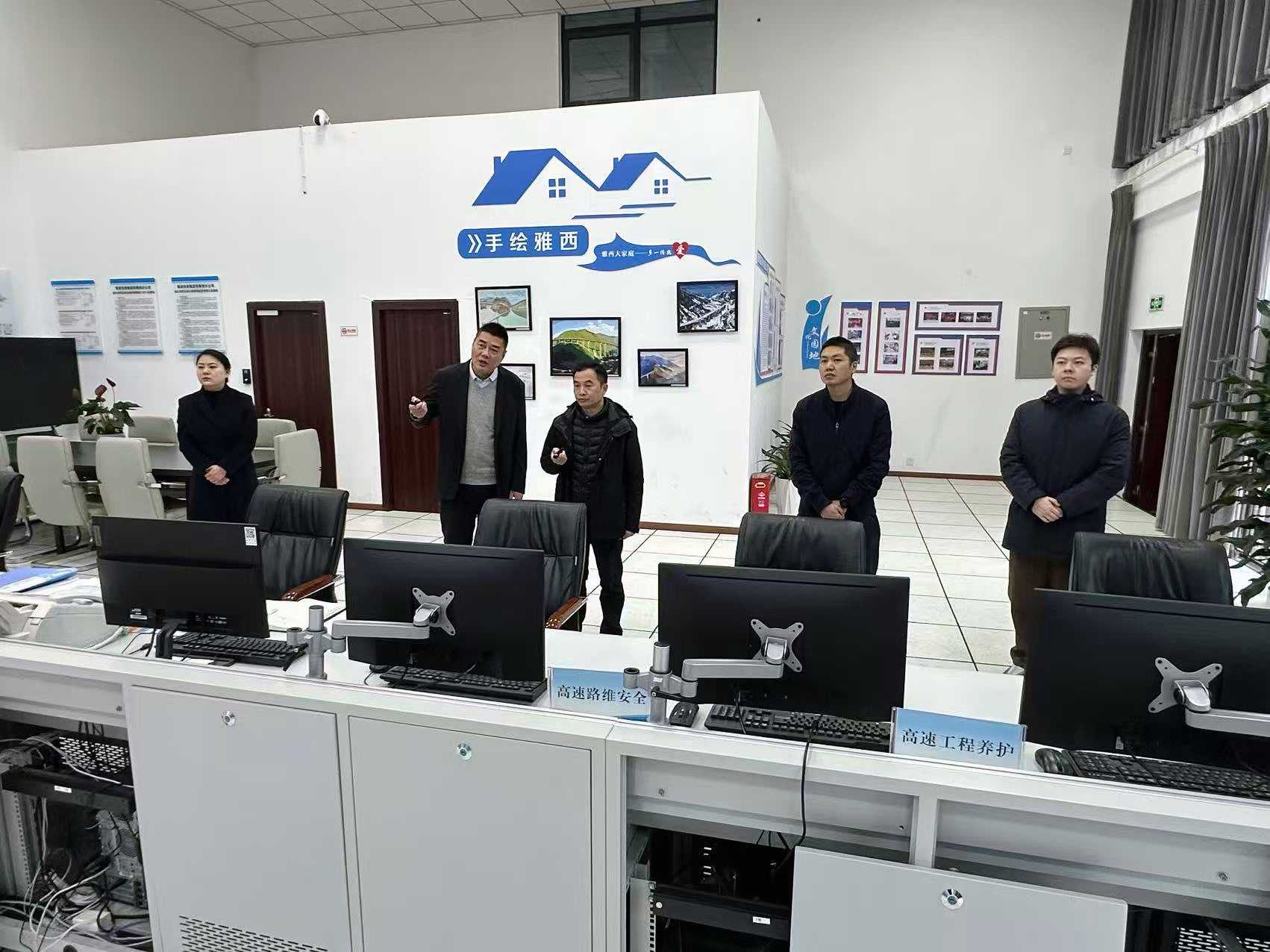 川高公司党委书记、董事长江勇顺前往雅西高速看望慰问一线干部职工