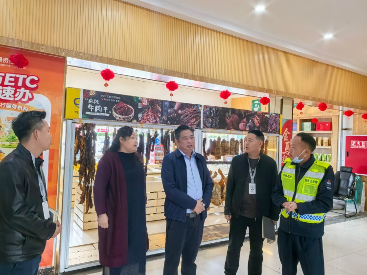 雅西公司党委副书记、副总经理、工会主席罗俊带队开展服务区“五一”节前检查