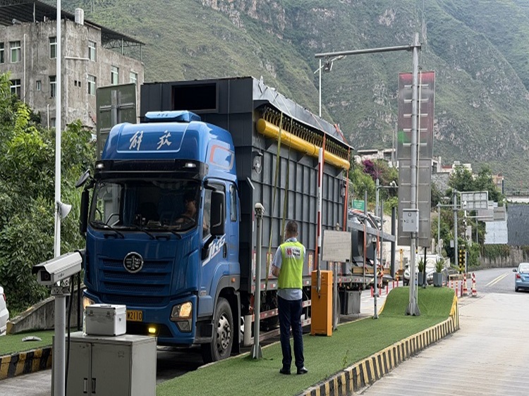 冲关被拦截的超限货车.jpg